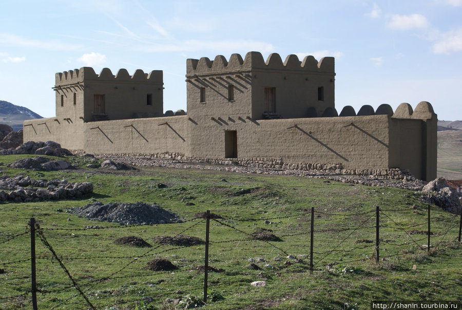 Реконструированная крепость у входа на руины Хаттуши Чорум, Турция