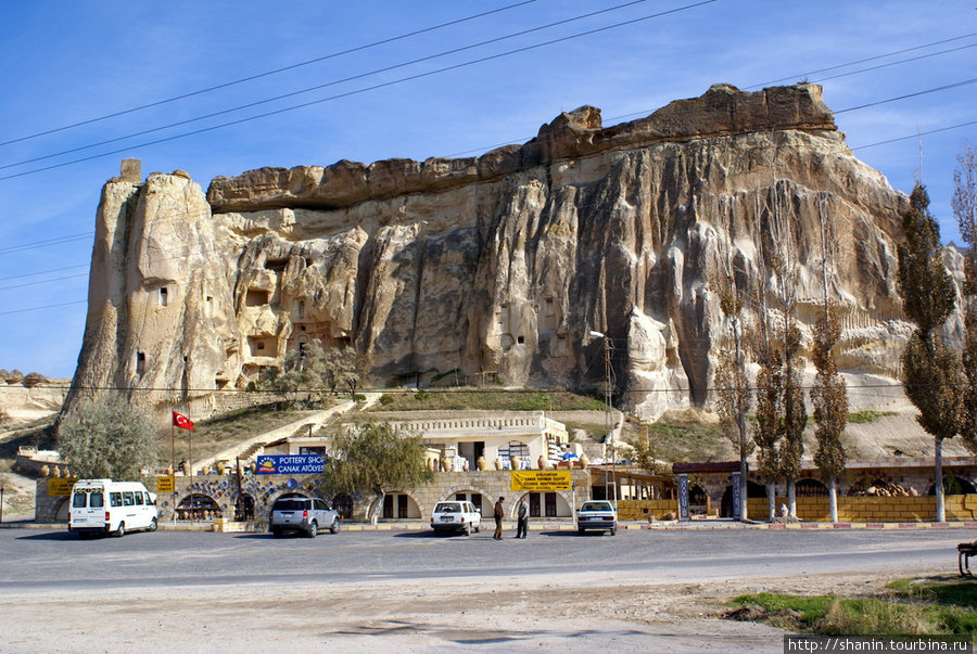 Церковь Иоанна Крестителя вырезана в этой скале на окраине Чавушина Чавушин, Турция
