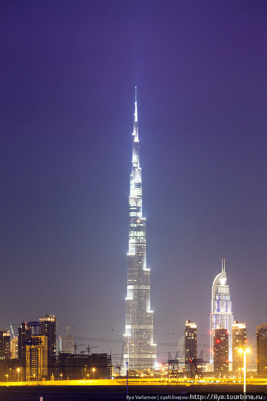 Торжественная церемония открытия состоялась 4 января 2010 года. Здание планировали открыть 9 сентября 2009 года одновременно с открытием Дубайского метро, но перенесли в связи с финансовыми проблемами Дубай, ОАЭ