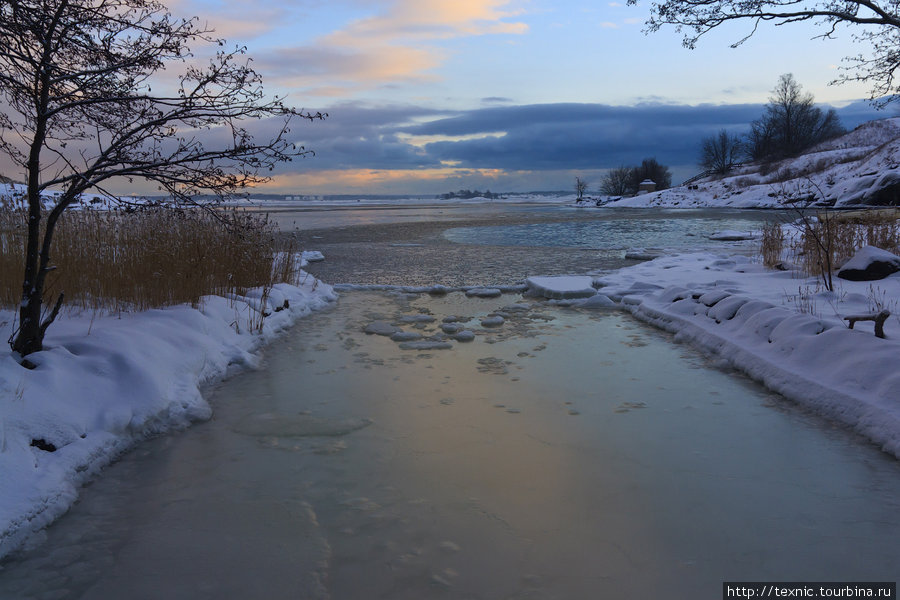 Берег Финского залива и Суоменлинна зимой Хельсинки, Финляндия