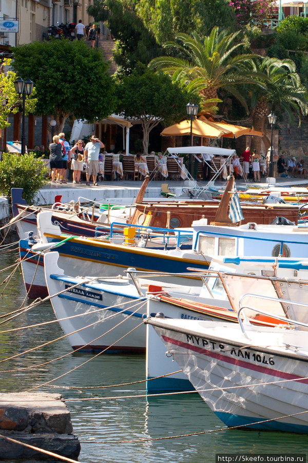 Лодки припаркованные у берегов озера Афродиты Агиос-Николаос, Греция