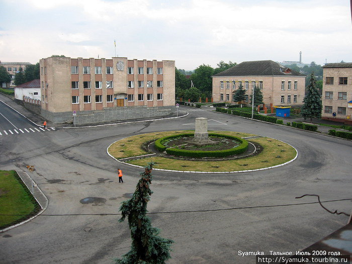 Вид из гостиницы на центральную площадь города. Тальное, Украина