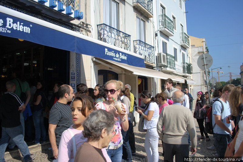 За знаменитым Белемским пирожным очередь стоит на улицу Лиссабон, Португалия
