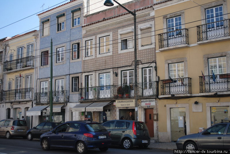 Большинство домов здесь отделаны плиткой Лиссабон, Португалия