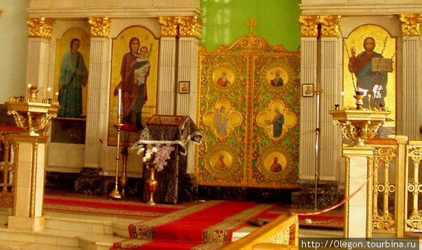 Вход к алтарю в православном храме Ташкент, Узбекистан