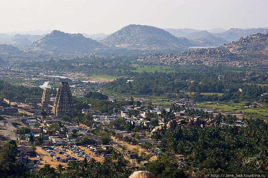 на самом верху Матанга Хилл — вид на храм Вирупакши Хампи, Индия