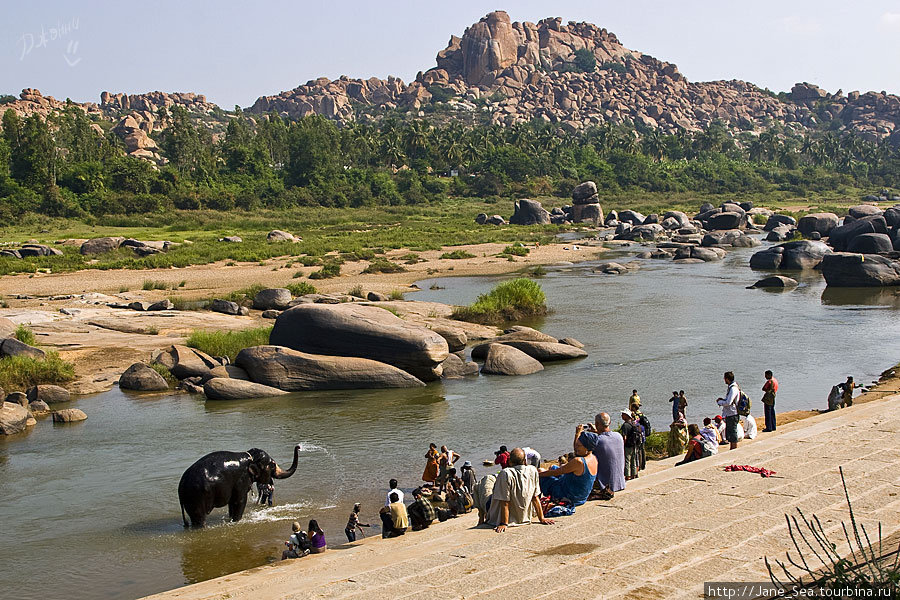 купание храмового слона Хампи, Индия