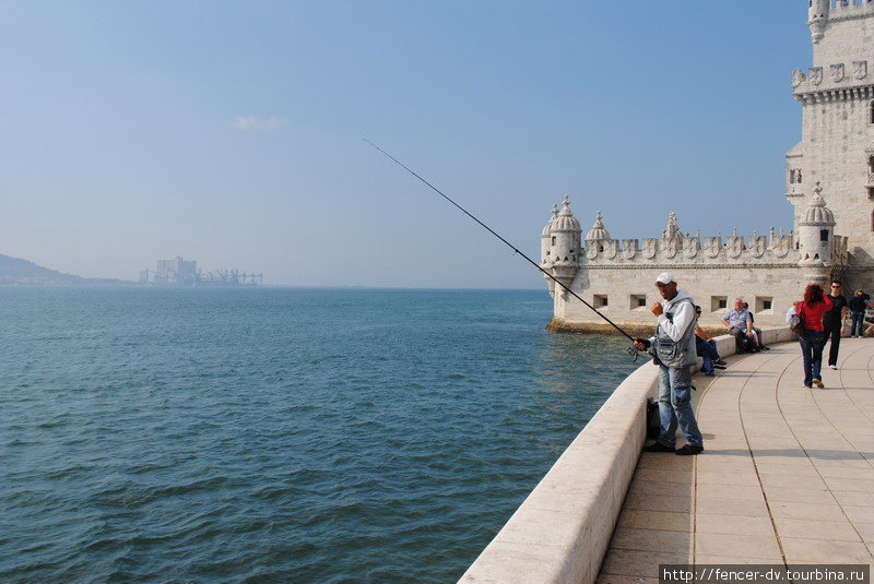Под башней немало рыбаков Лиссабон, Португалия