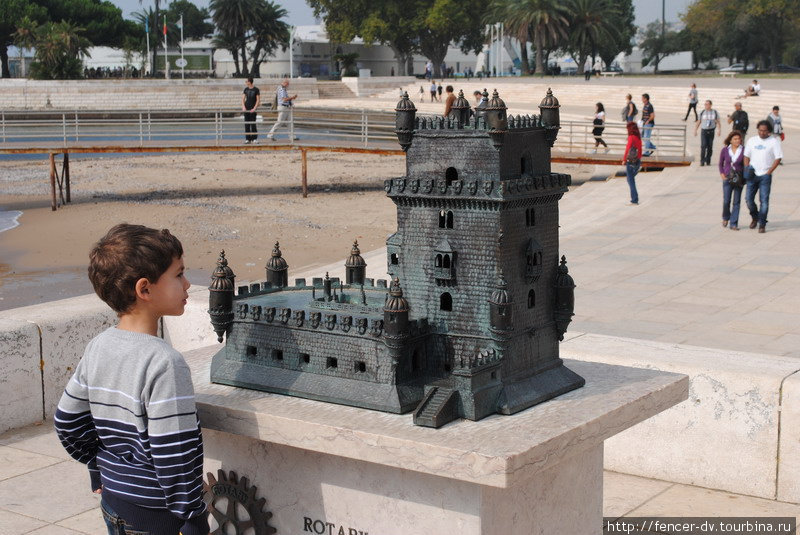 Уменьшенная копия башни пользуется большой популярностью у туристов и сфотографировать ее без зрителей очень проблематично Лиссабон, Португалия