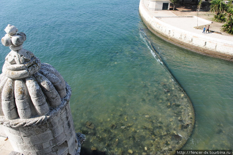 Вода кстати прозрачная, но купаться запрещено Лиссабон, Португалия