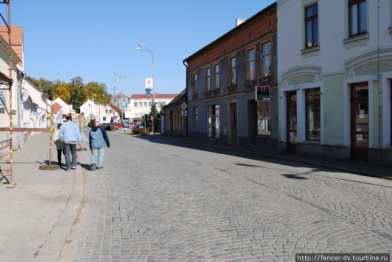 Чуть ли не центральная улица субботним днем Телч, Чехия