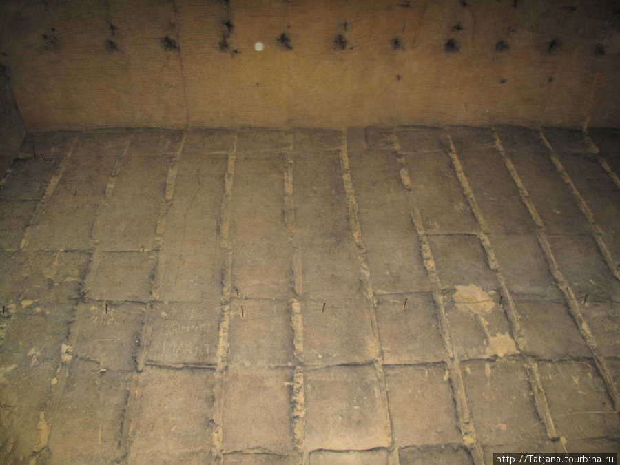 стена и потолок-  на стене  видны четкие размеры вырвботки каменной породы Провинция Лимбург, Бельгия