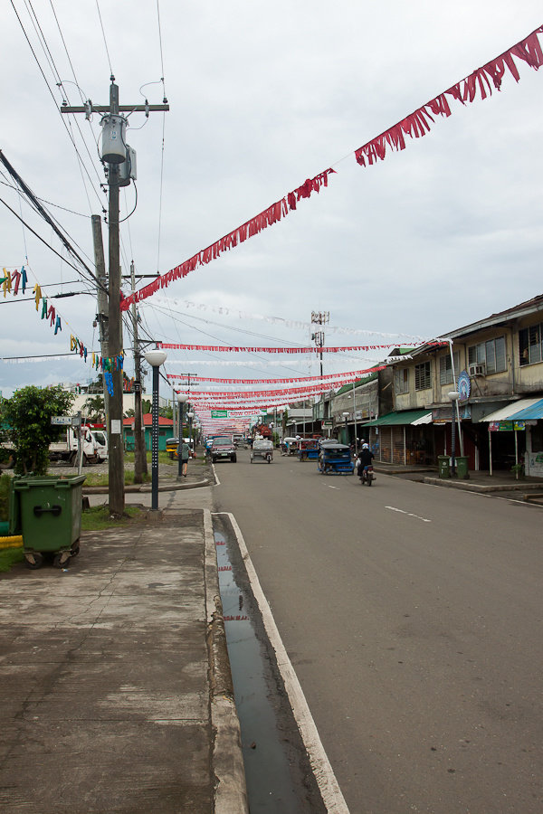Все улицы украшены вот такими флажками Пуэрто-Принсеса, остров Палаван, Филиппины