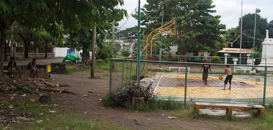 Около церкви мальчишки играют в баскетбол Пуэрто-Принсеса, остров Палаван, Филиппины
