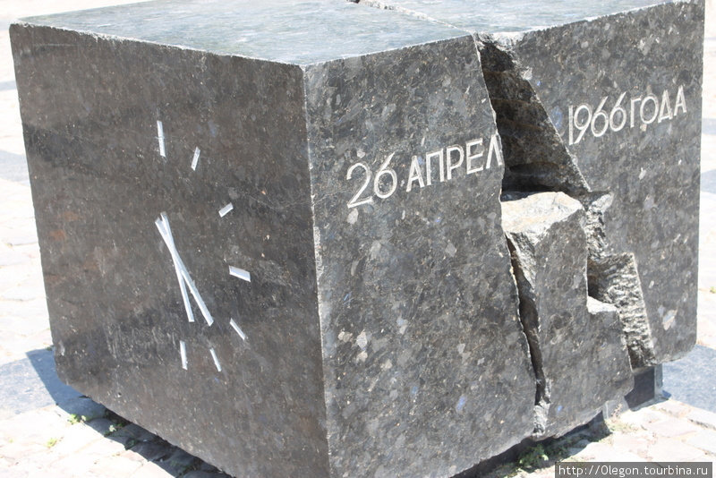 Куб из чёрного мрамора расколотый землетрясением, на одной стороне дата, на другой время начала стихии Ташкент, Узбекистан