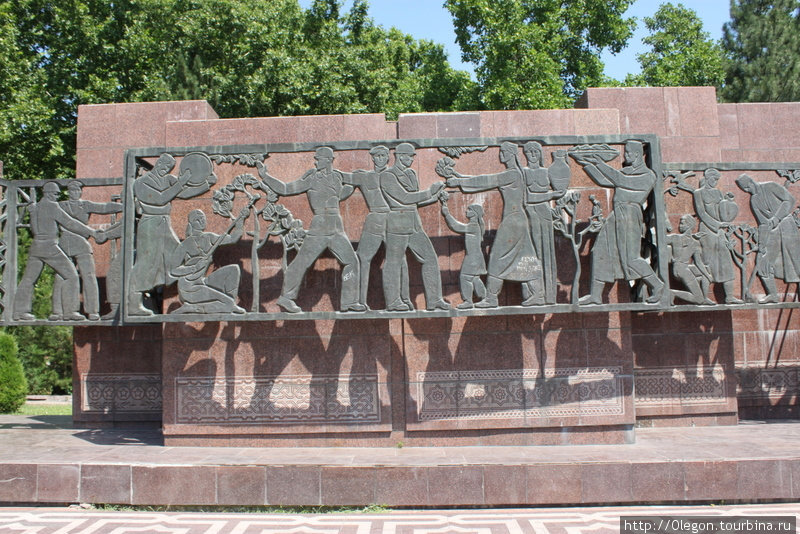 На заднем плане бронзовые рельефные рисунки про восстановление города Ташкент, Узбекистан