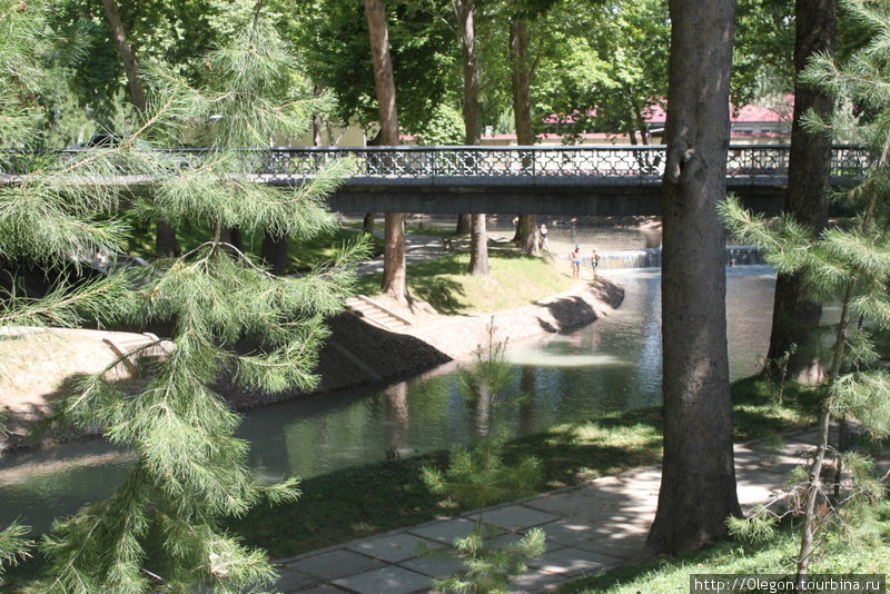 За монументом протекает канал, рядом с которым приятно погулять в тени деревьев Ташкент, Узбекистан