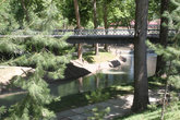 За монументом протекает канал, рядом с которым приятно погулять в тени деревьев