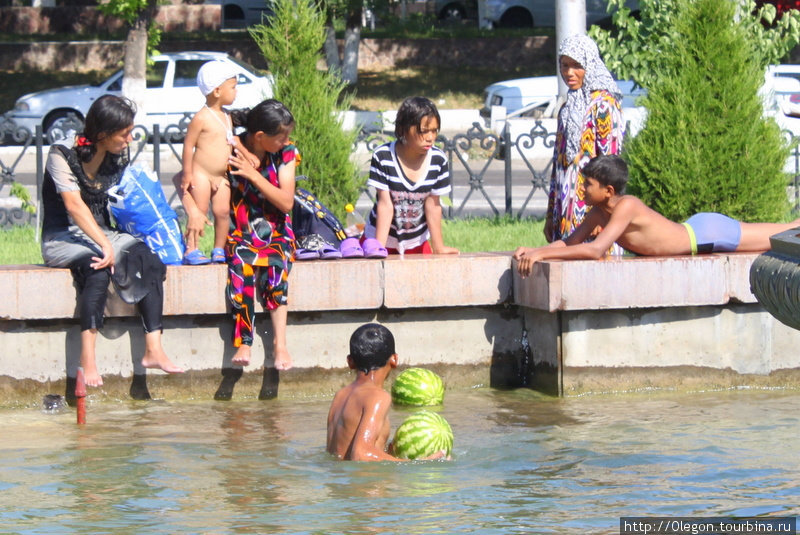 Фонтаны города спасают от летней жары Ташкент, Узбекистан