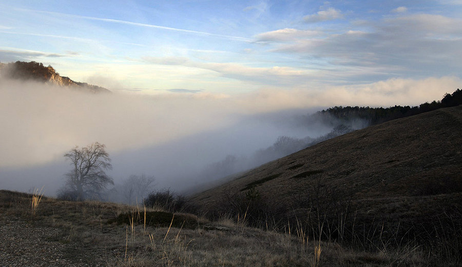 Туман наползает на перевал Республика Крым, Россия