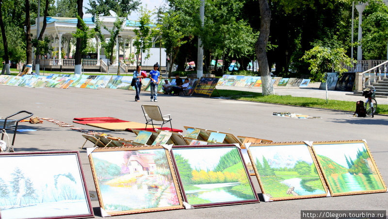 Картины продают на центральных улицах Узбекистан