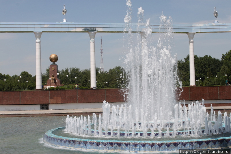 Фонтан, арка и глобус Ташкент, Узбекистан