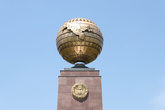 Памятник независимости (в народе носит название- Глобус Узбекистана(на всём земном глобусе единственная суша- граница Узбекистана, за которую ни, ни..))