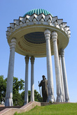 Памятник поэту Алишеру Навои