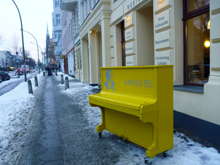 Оригинальная реклама магазина музыкальных инструментов. Берлин, Германия