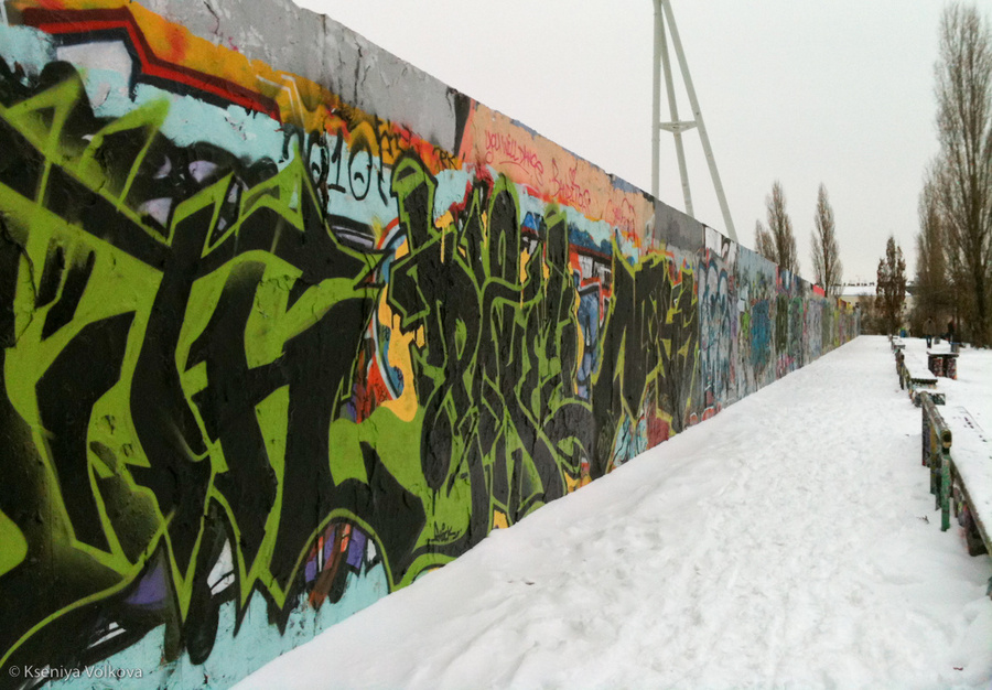 Стена постоянно видоизменяется — новые граффити появляются тут чуть ли не каждые выходные. Берлин, Германия