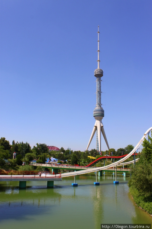 Под ташкентской телевышкой находится аквапарк Ташкент, Узбекистан