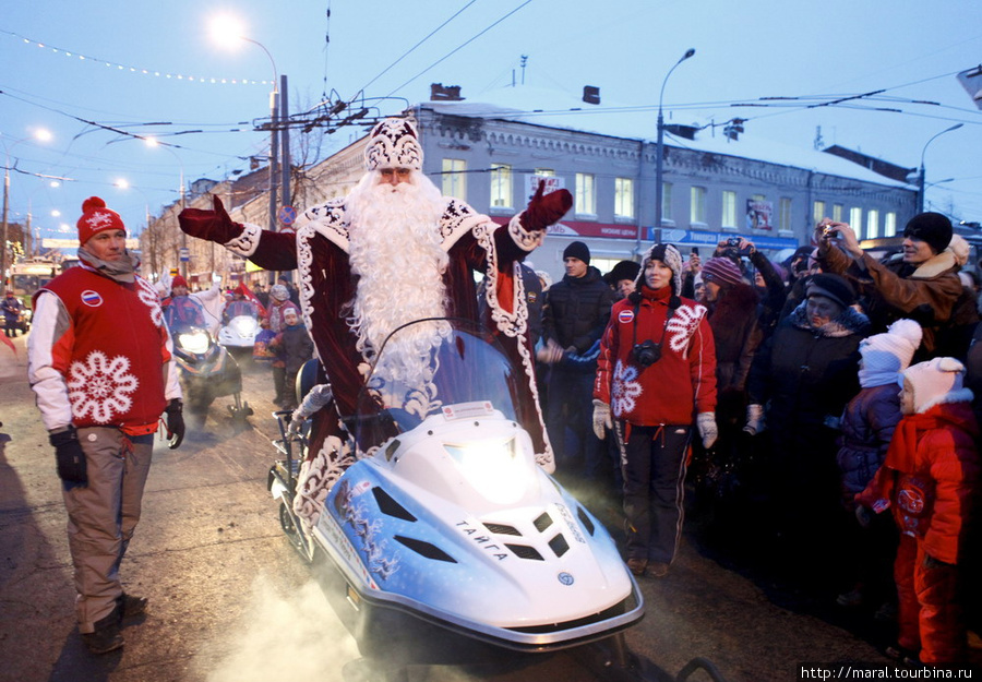 Всероссийски известный и любимый Дед Мороз из Великого Устюга приехал в Рыбинск на снегоходе Рыбинск, Россия