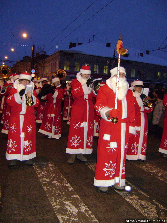 Открыли парад Деды Морозы-музыканты Рыбинск, Россия