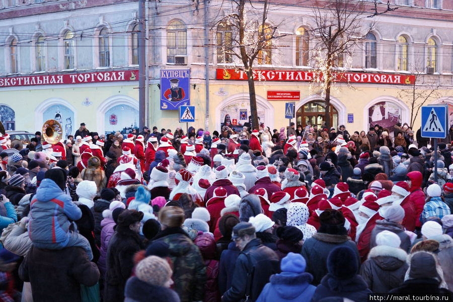 Вслед за главным Дедом Морозом пошагали шестьдесят местных Дедов Морозов Рыбинск, Россия