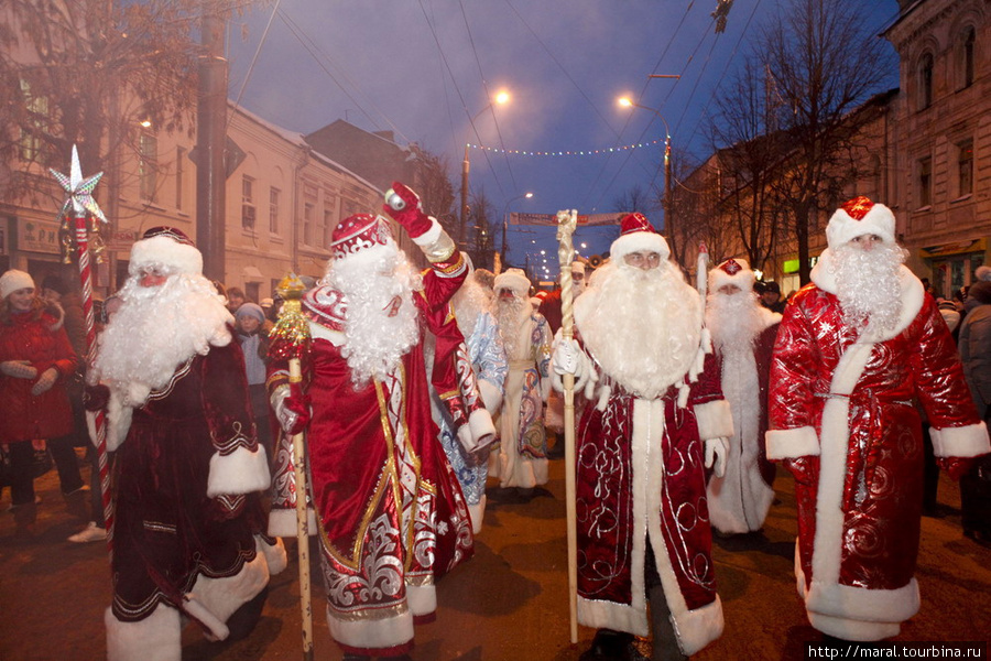 Ну, где ещё в одном месте увидишь столько новогодних Дедов! Рыбинск, Россия