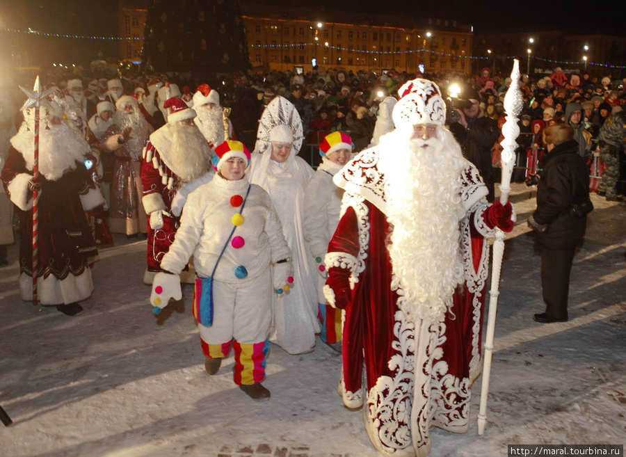 Главный Дед Мороз со своей свитой — Зимушкой-Зимой, снеговиками и 60 рыбинскими Дедами Морозами — прибыл на главную площадь Рыбинска Рыбинск, Россия
