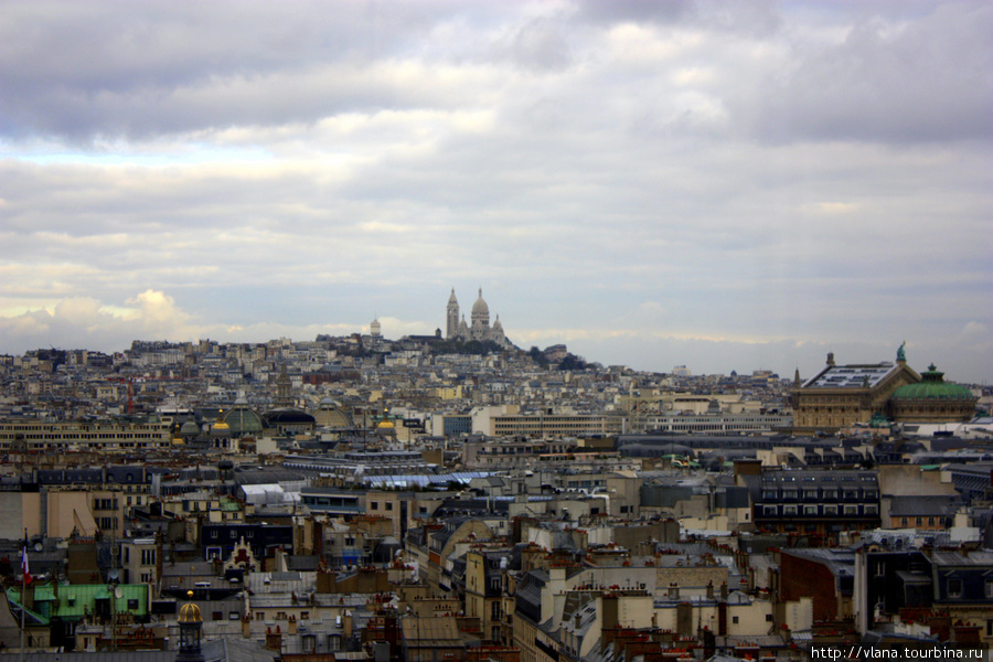 вид с колеса обозрения... крыши Парижа и вид на Сакр Ке (Базилика Святого Сердца) Париж, Франция