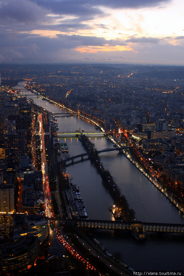 Вид вечернего Парижа с верхней площадки Эйфелевой башни. Париж, Франция