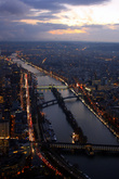 Вид вечернего Парижа с верхней площадки Эйфелевой башни.