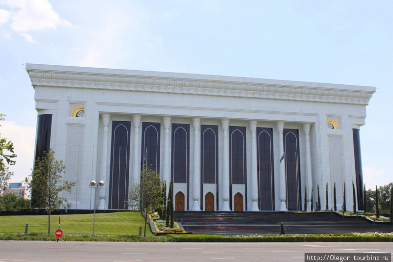 Новое административное здание, для постройки, которого снесли старую церковь Ташкент, Узбекистан