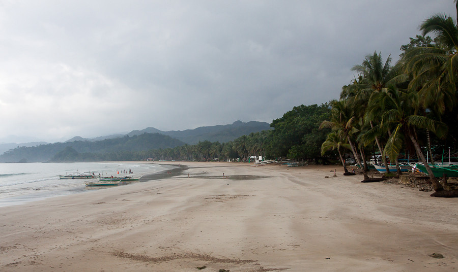А вот и пляж. Дождь не переставал идти ни на минуту сразу после моего прилета в субботу... Как же здесь наверное красиво в солнечную погоду! Сабанг, остров Миндоро, Филиппины
