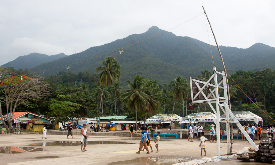 Баскетбольная площадка прямо на берегу океана Сабанг, остров Миндоро, Филиппины