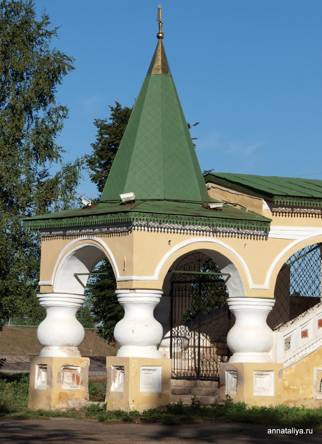 Крылечко церкви Иоанна Предтечи Углич, Россия