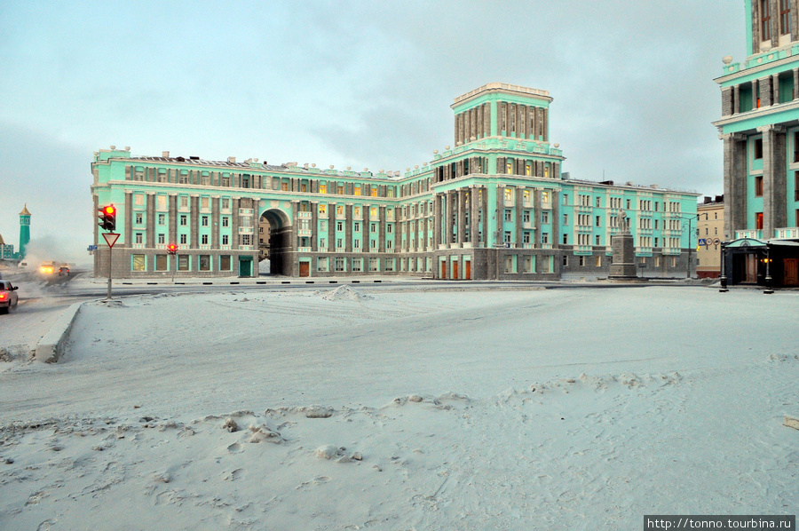 г. Норильск, в этот день было -35. Прохладно скажу я Вам. Выбежал из гостиницы, сделал 5 кадров, смазка в объективе начала замерзать), быстренько нырнул обратно Россия