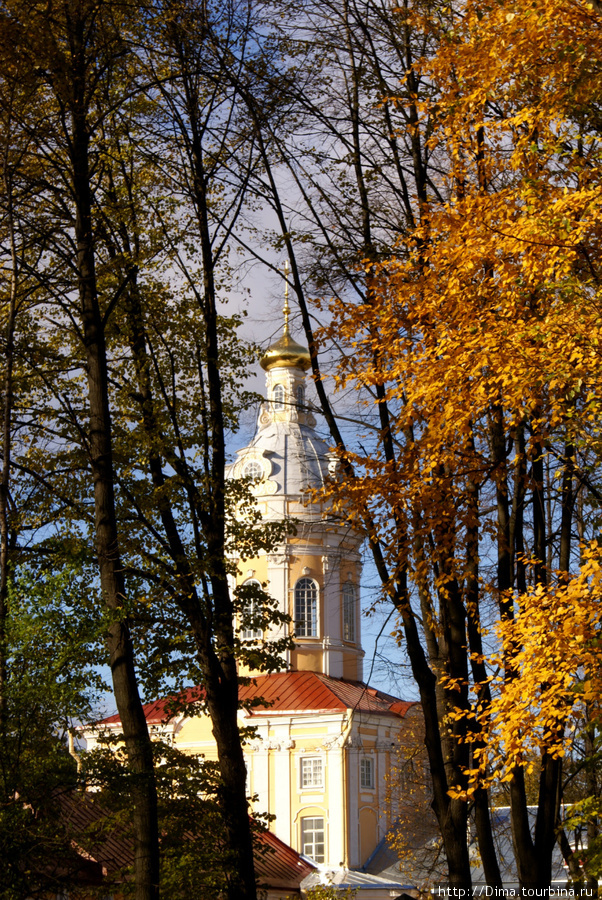 Солнечный день в древнем монастыре Санкт-Петербург, Россия