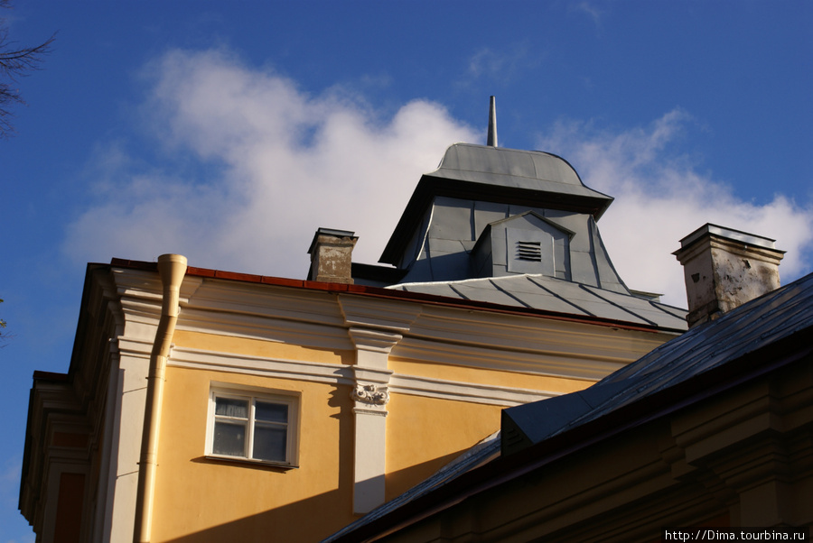 Солнечный день в древнем монастыре Санкт-Петербург, Россия