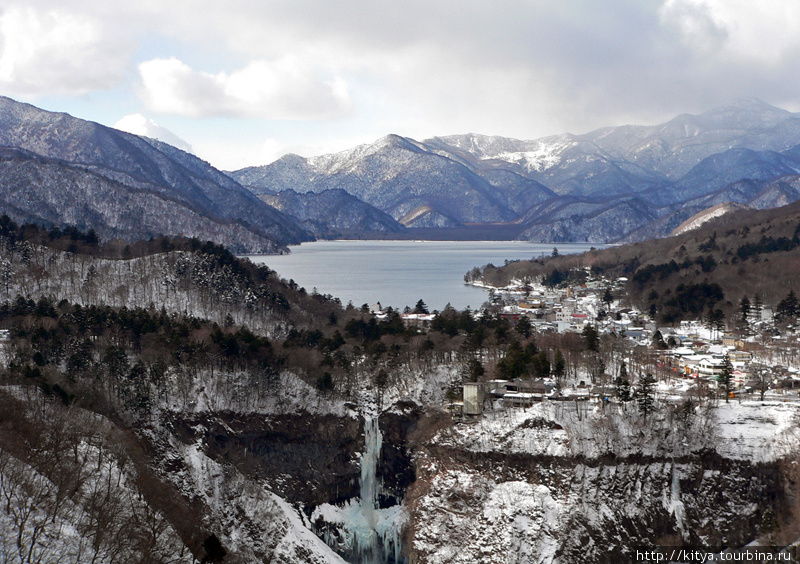 Водопад Кэгон, вытекающий из озера Тюзэндзико. Вид со смотровой площадки на одной из соседних гор Никко, Япония