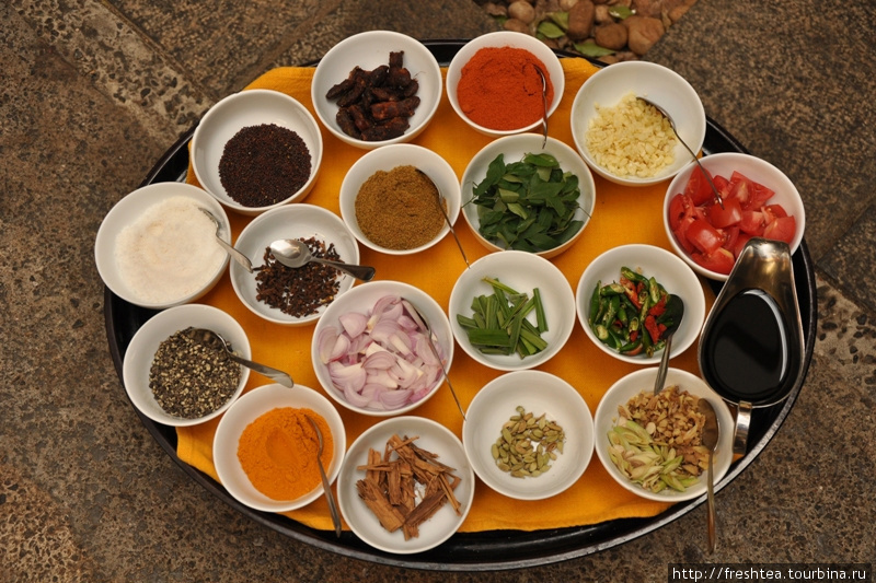 Хотя у каждого масалчи (составителя смеси) и повара своя формула карри, есть несколько вариаций под разные основы (под овощи — одни, под бобовые — другие,  к мясу и рыбе — третьи). Гиритале, Шри-Ланка