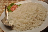 Аккомпанирует цыпленку в темном карри (англ. ’chicken black curry’) белый душистый рис (англ. ’white plain rice’). В нашем случае -длиннозерный басмати.