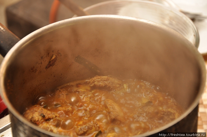 Минут 20 томим мясо цыпленка в сотейнике, добавляя по вкусу соль. Гиритале, Шри-Ланка